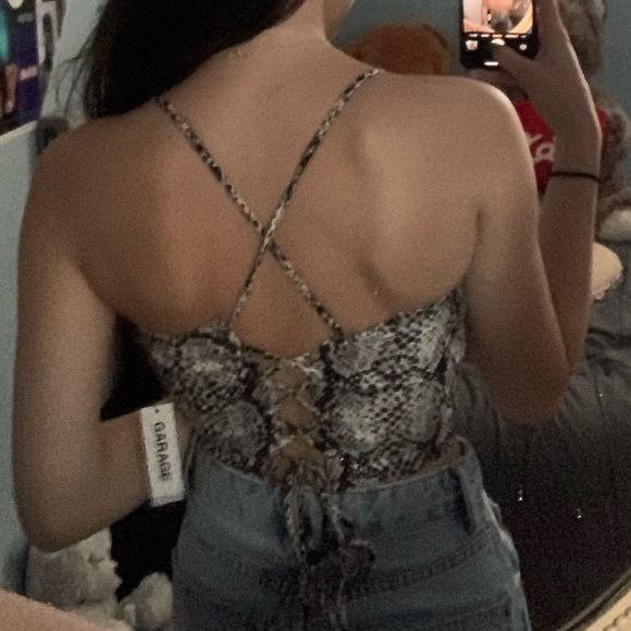 snake print lace up crop top - Picture 2 of 8